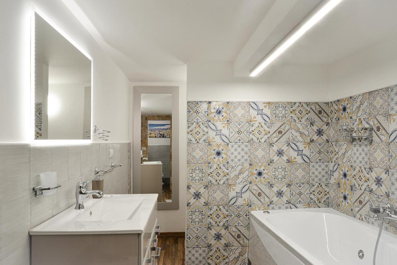 Filomena Suite Luxury Apartment คาตาเนีย ภายนอก รูปภาพ
